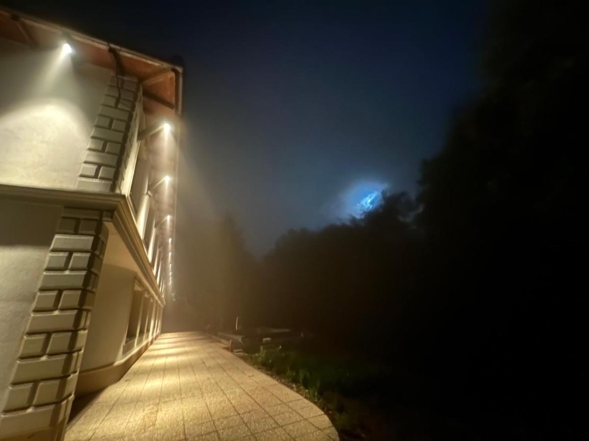 Hotel Galeria Pezinska Baba เปซิโนค ภายนอก รูปภาพ