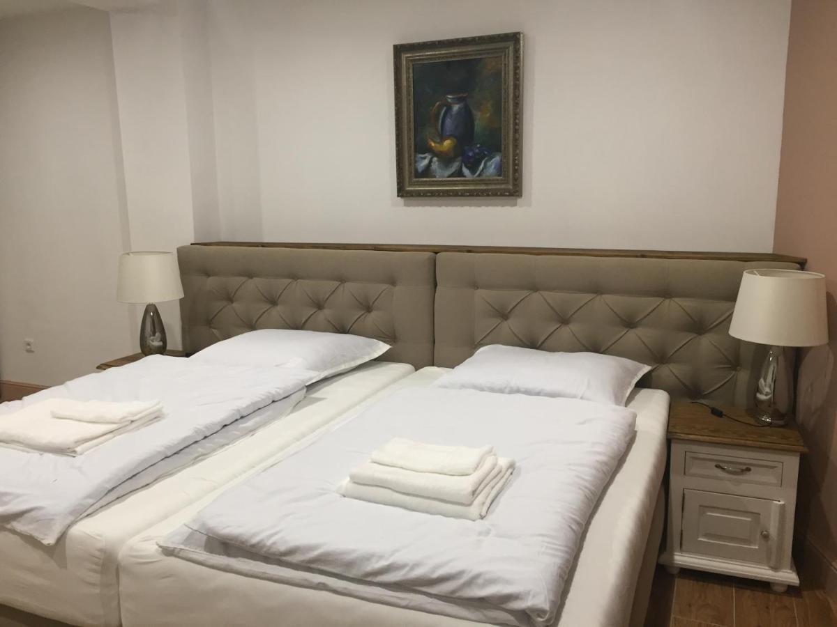 Hotel Galeria Pezinska Baba เปซิโนค ภายนอก รูปภาพ