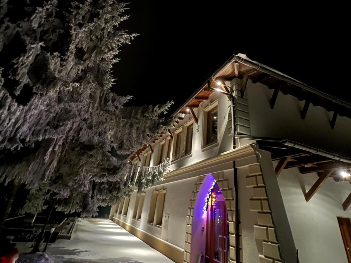 Hotel Galeria Pezinska Baba เปซิโนค ภายนอก รูปภาพ
