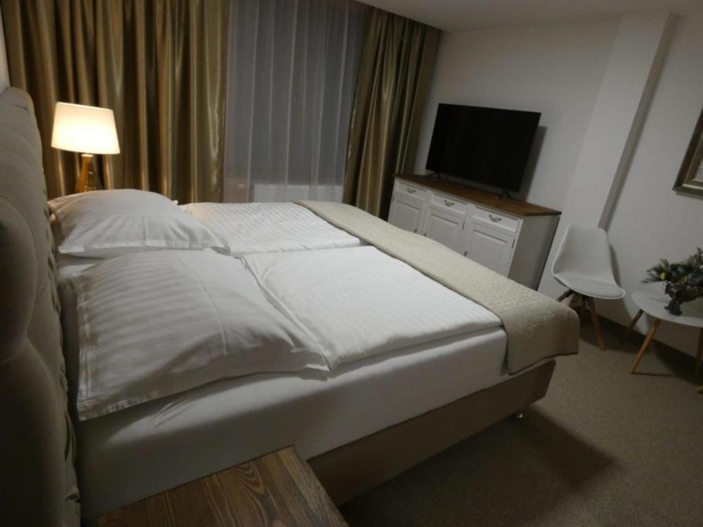 Hotel Galeria Pezinska Baba เปซิโนค ภายนอก รูปภาพ
